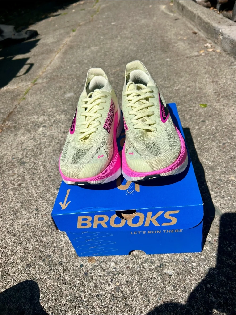 Brooks Hyperion Max 3 Women’s size 8, in like new condition!